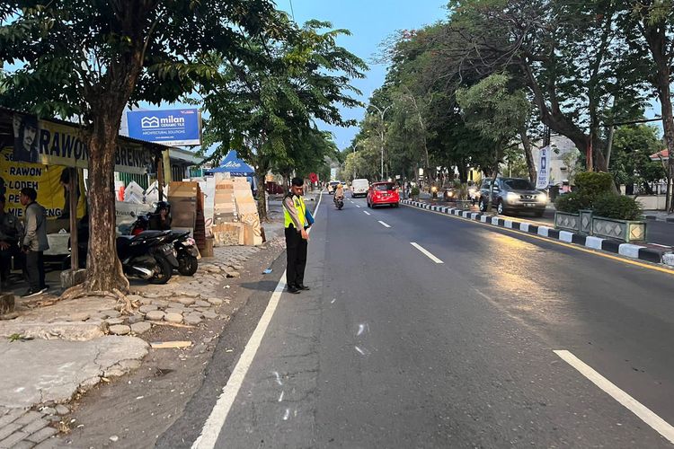 Polisi melakukan olah TKP di lokasi korban mengalami kecelakaan lalu lintas di Jalan Raya Dr Wahidin Sudirohusodo, Kecamatan Kebomas, Gresik, Jawa Timur, Senin (13/11/2023).