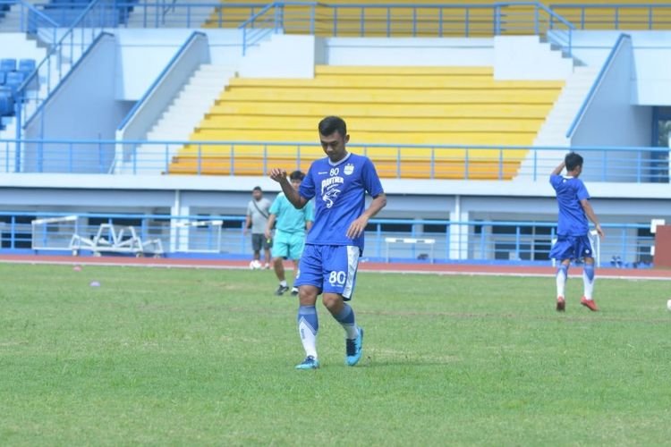 Gelandang baru Persib Bandung Abdul Azis saat ditemui di Lapangan Sport Jabar Arcamanik, Senin (14/1/2019).