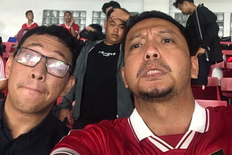 Suporter Timnas Indonesia Stephanus Ajie saat menyaksikan laga leg pertama Indonesia vs Vietnam pada babak Kualifikasi Grup F Piala Dunia 2026 yang berakhir dengan skor 1-0 di Stadion Utama Gelora Bung Karno Senayan Jakarta, Kamis (21/3/2024) malam.