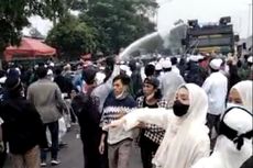 Bentrok dengan Polisi, Simpatisan Rizieq Shihab Berlarian Hindari Semprotan Water Cannon