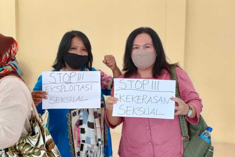 Aktivis Koalisi Anti Kekerasan Terhadp Perempuan NTB, membawa poster saat mendatangi Polres Lombok Utara, Kamis (17/12/2020) mereka mendesak aparat kepolisian serius menangani kasus kekerasan terhadap jurnalis perempuan, korban pelecehan di Lombok Utra.