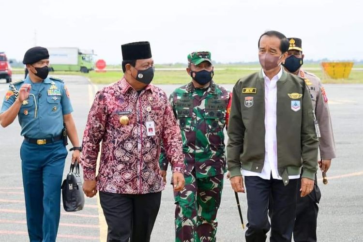 Presiden Jokowi tiba di Kabupaten Tanah Bumbu, Kalsel, Kamis (21/10/2021). 