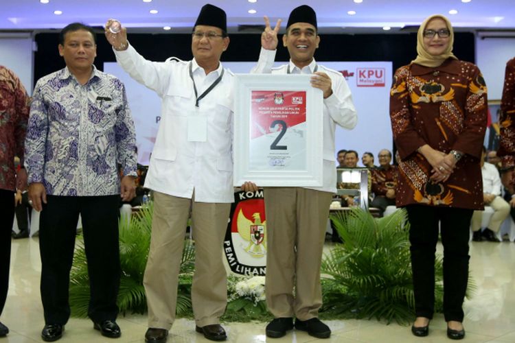 Ketua Umum Partai Gerindra Prabowo Subianto (ketiga dari kiri) menunjukkan nomor urut 2 saat Pengambilan Nomor Urut Partai Politik untuk Pemilu 2019 di Gedung Komisi Pemilihan Umum (KPU), Minggu (18/2/2018). Empatbelas partai politik (parpol) nasional dan empat partai politik lokal Aceh lolos verifikasi faktual untuk mengikuti Pemilu 2019.