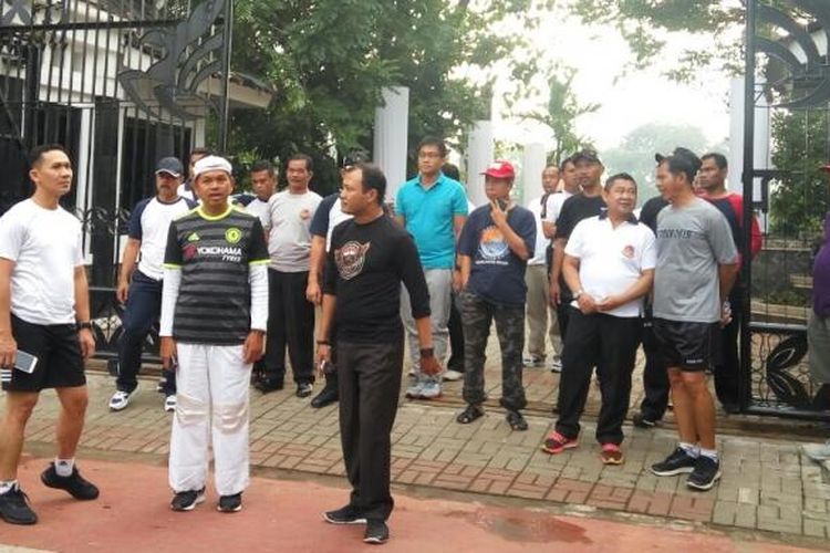 Bupati Purwakarta Dedi Mulyadi dan Kapolres Purwakarta AKBP Hanny Hidayat mengikuti lari bersama di Situ Buleud, Kamis (23/2/2017).