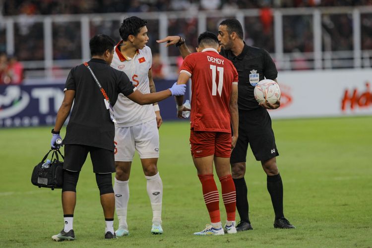 Pemain timnas Indonesia, Dendy Sulistyawan dan pemain timnas Vietnam, Doan Van Hau usai berbenturan saat berebut bola pada leg pertama semifinal Piala AFF 2022 di Stadion Utama Gelora Bung Karno (SUGBK), Jakarta, Jumat (6/1/2023). Pertandingan ini berakhir dengan skor 0-0.
