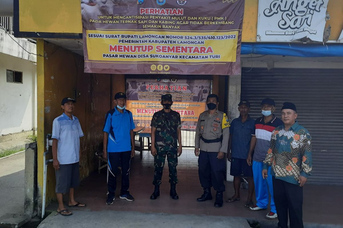 Guna membatasi penyebaran Penyakit Mulut dan Kuku (PMK), pihak terkait melakukan penutupan sementara pasar hewan di Lamongan, Jawa Timur.