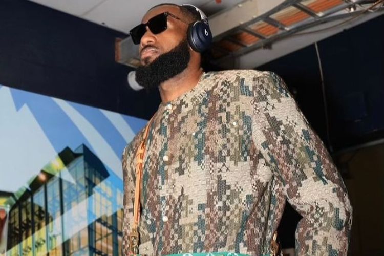 Baru saja terpilih sebagai bintang iklan terbaru Louis Vuitton (LV), LeBron James membuat fashion statement pada malam pembukaan NBA.