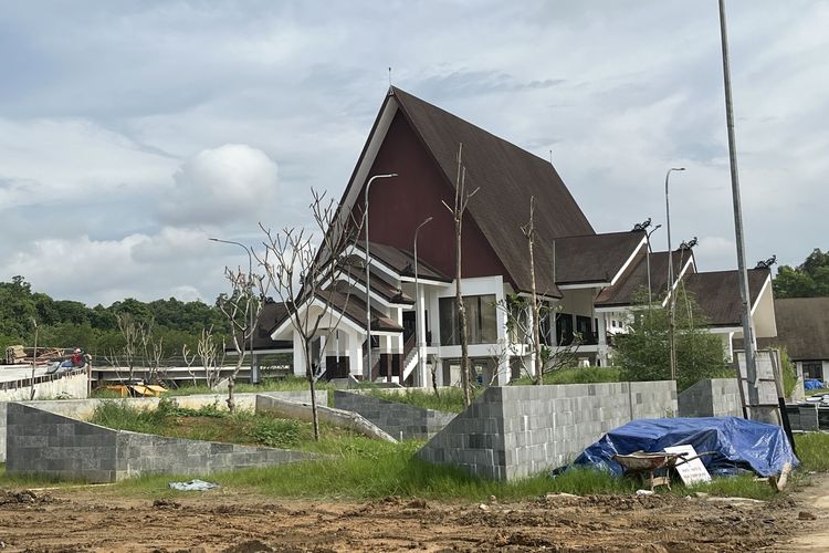 Gedung Serbaguna dengan arsitektural rumah dayak di Jembatan Pulau Balang
