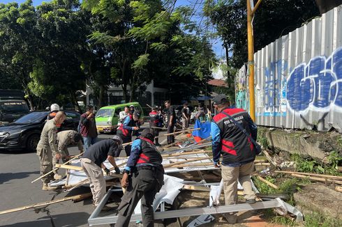 Satpol PP Kota Bogor Copot Baliho dan Bendera Partai di 6 Kecamatan Saat Masa Tenang