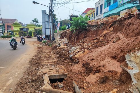 Turap di Jalan Tole Iskandar Depok Longsor Akibat Hujan Deras