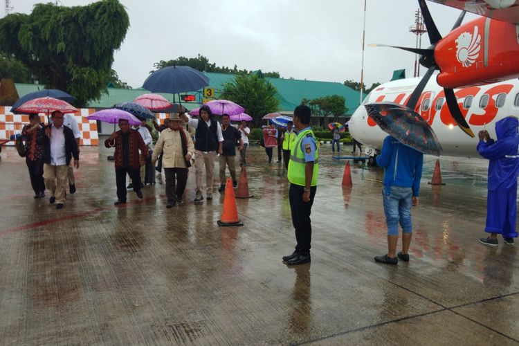 KEYWORD:Calon presiden nomor urut 02 Prabowo Subianto, bersama rombongan saat berada di landasan pacu Bandara El Tari Kupang