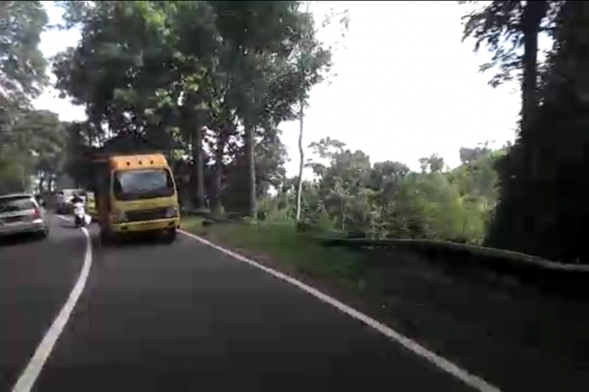 Ruas jalur Gunung Gumitir yang menghubungkan Kabupaten Banyuwangi ke Jember.