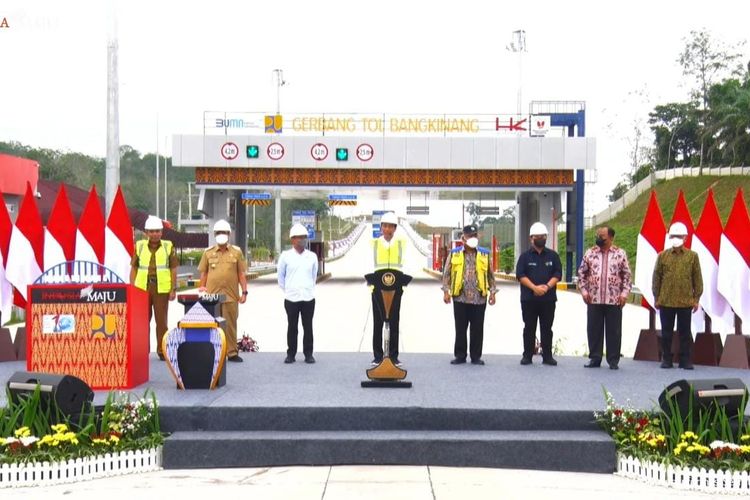 Presiden Joko Widodo meresmikan Jalan Tol Jalan Tol Ruas Pekanbaru-Padang Seksi Pekanbaru-Bangkinang di Kabupaten Kampar, Riau, Rabu (4/1/2023).