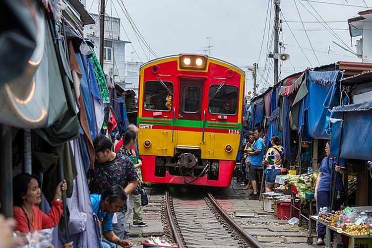 Pasar Maeklong yang berada di tengah lintasan kereta api, Thailand