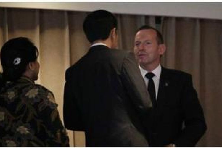 Presiden Jokowi dan PM Australia Tony Abbot di sela upacara penghormatan terakhir. 