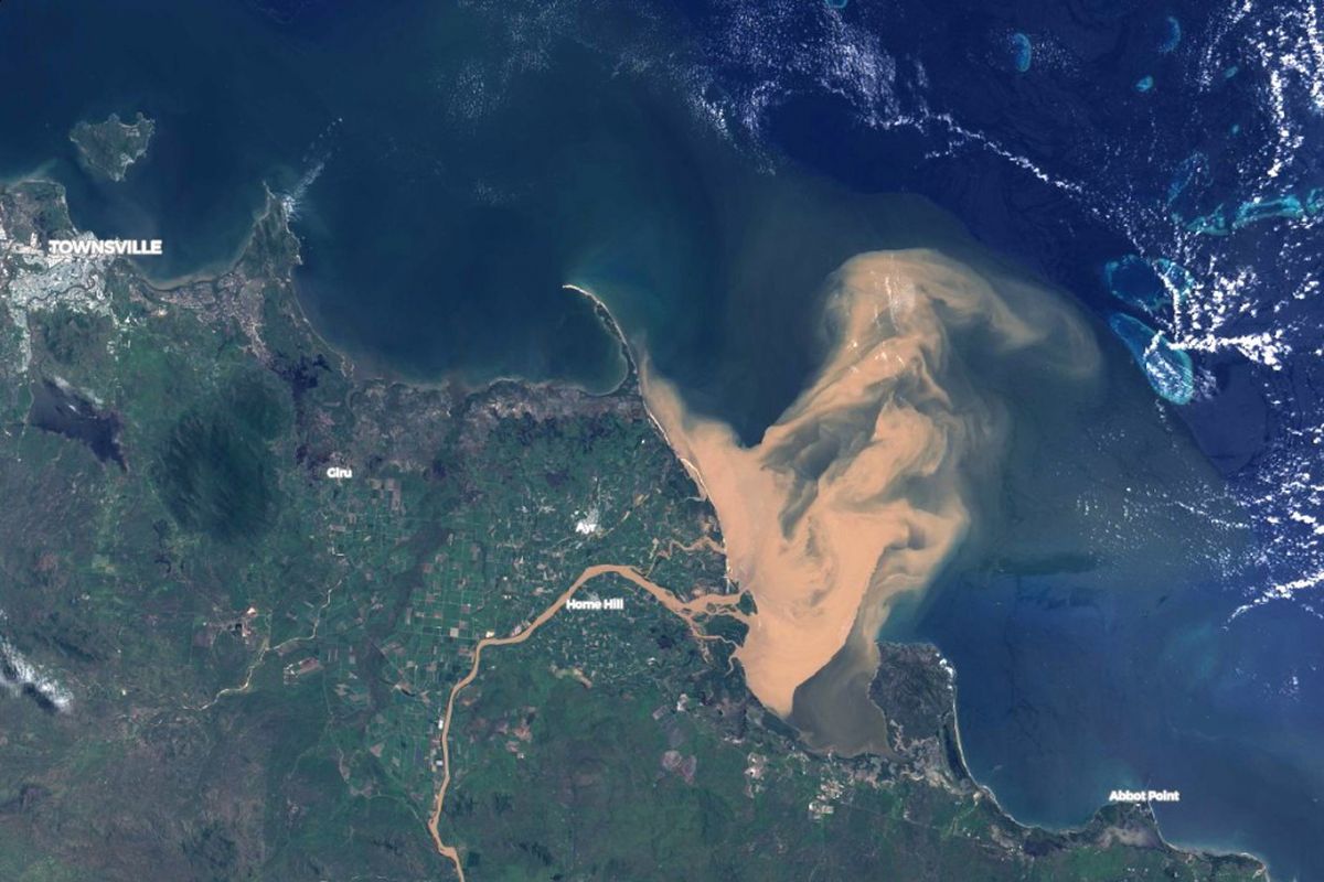 Citra satelit banjir polusi yang menuju Great Barrier Reef.