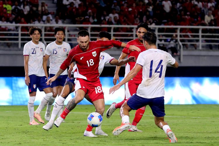 Pemain timnas indonesia Marc Klok dijaga ketat pemain Taiwan saat laga FIFA Matchday yang berakhir dengan skor 6-0 yang berlangsung di Stadion Gelora Bung Tomo Surabaya, Jawa Timur, Jumat (5/9/2025) malam.
