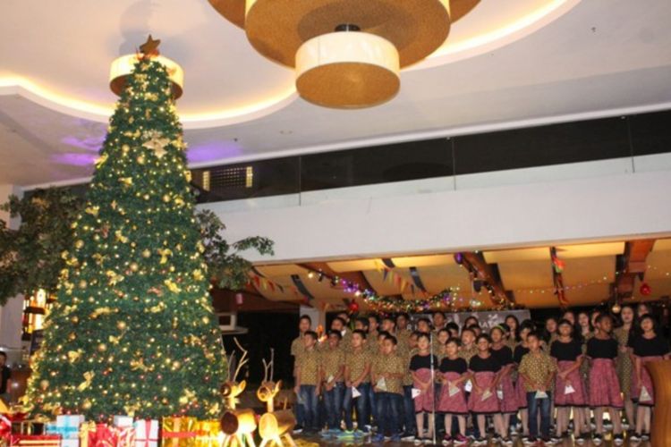 Acara kemeriahan Christmas Tree Lighting Ceremony yang berlangsung di R Hotel Rancamaya Golf Resort, Sabtu (1/12/2018).