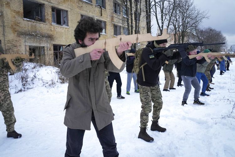 Penduduk setempat berlatih di dekat Kiev, Ukraina, Minggu, 30 Januari 2022.