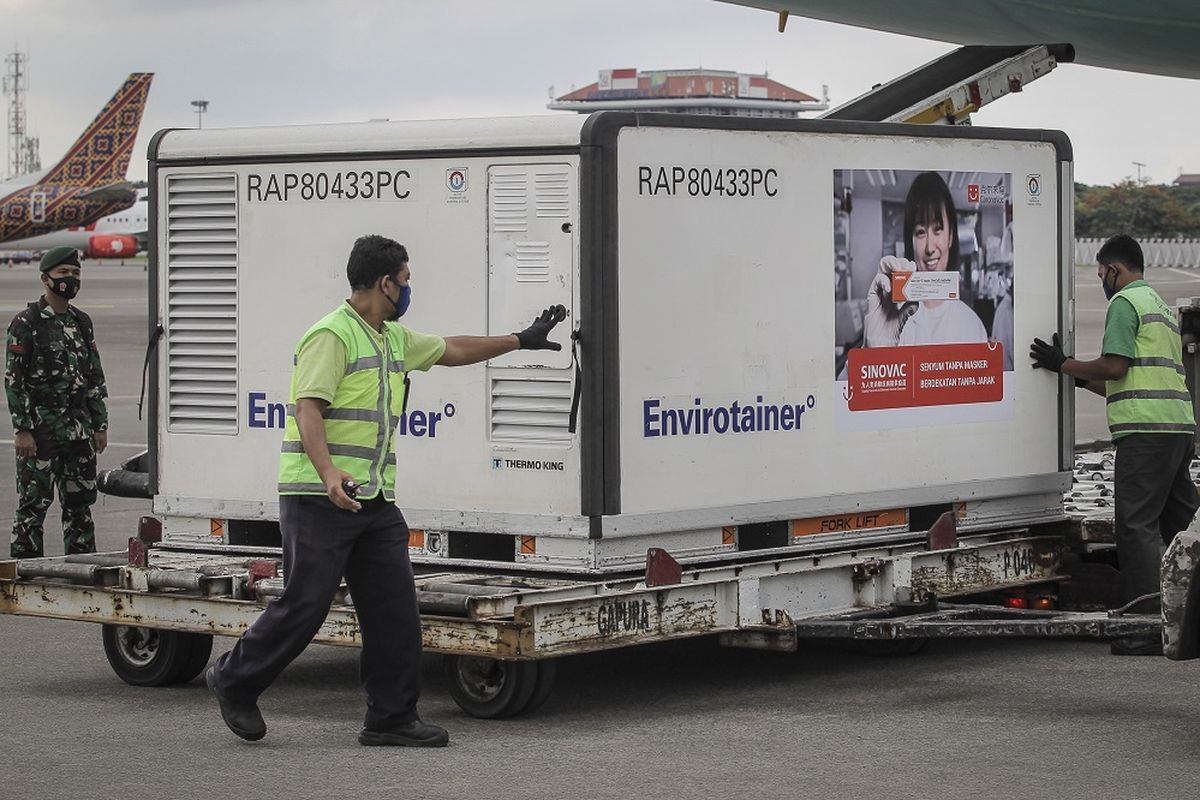 Petugas menurunkan kontainer berisi vaksin COVID-19 saat tiba di Bandara Soekarno-Hatta, Tangerang, Banten, Selasa (12/1/2021). Sebanyak 15 juta dosis vaksin COVID-19 buatan perusahaan farmasi Sinovac, China, tiba di tanah air untuk selanjutnya akan diproses oleh Bio Farma selaku BUMN produsen vaksin. ANTARA FOTO/Dhemas Reviyanto/rwa.
