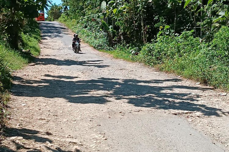 Jalan rusak di ruas jalan Kecamatan Gondanglegi-Bantur, Kabupaten Malang.