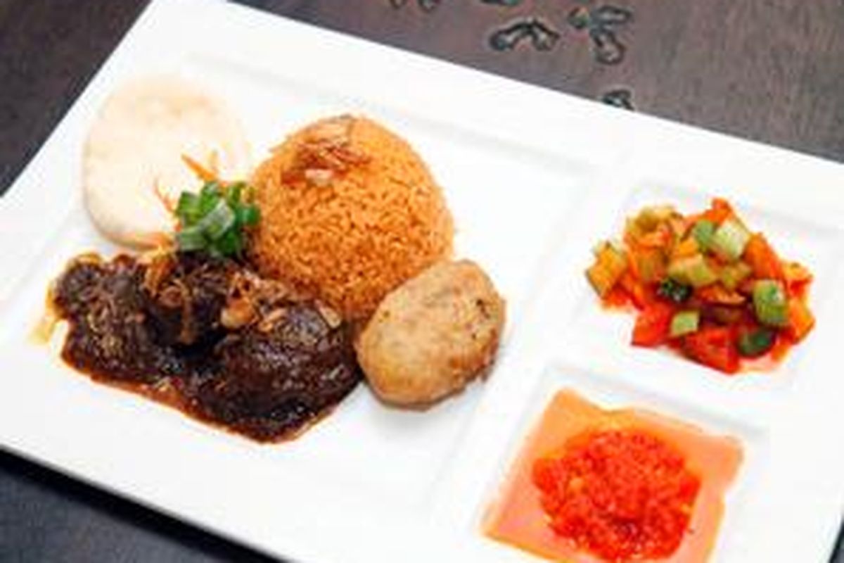 Semur Palembang, disajikan dengan sambal nanas, dan acar yang menjadi penawar untuk hidangan semur daging sapi.