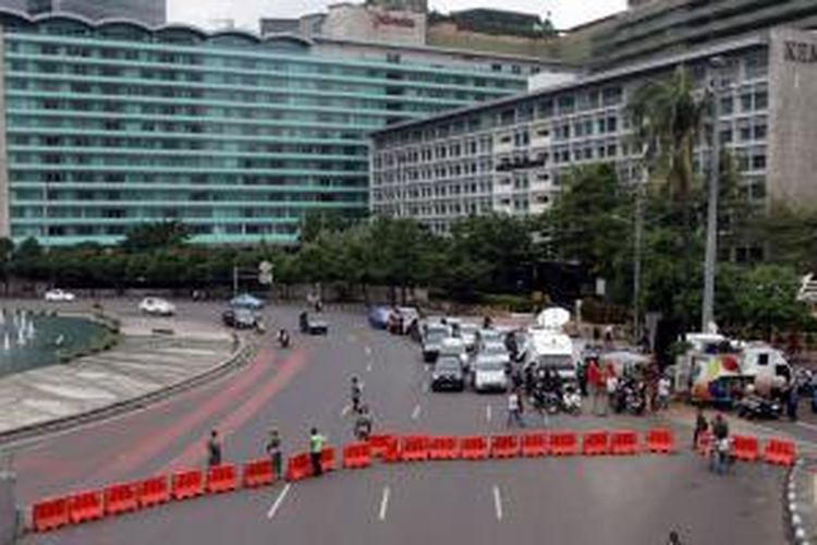 Jalan MH Thamrin Jakarta Pusat menuju Monas disekitar Bundaran HI ditutup sementara pasca ledakan dan penembakan, Kamis (14/1/2016). Sejumlah pelaku teror melakukan peledakan dan penembakan kepada polisi dan warga di daerah Sarinah, Jakarta Pusat, mengakibatkan korban tewas serta terluka. 