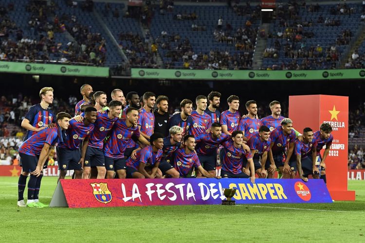Para pemain Barcelona merayakan kemenangan di Trophy Joan Gamper kontra PUMAS di Camp Nou pada 7 Agustus 2022.