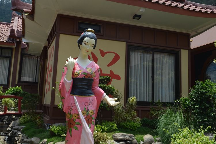 Patung Jepang di Bukit Sekipan, Tawangmangu, Karanganyar, Jawa Tengah DOK. Shutterstock