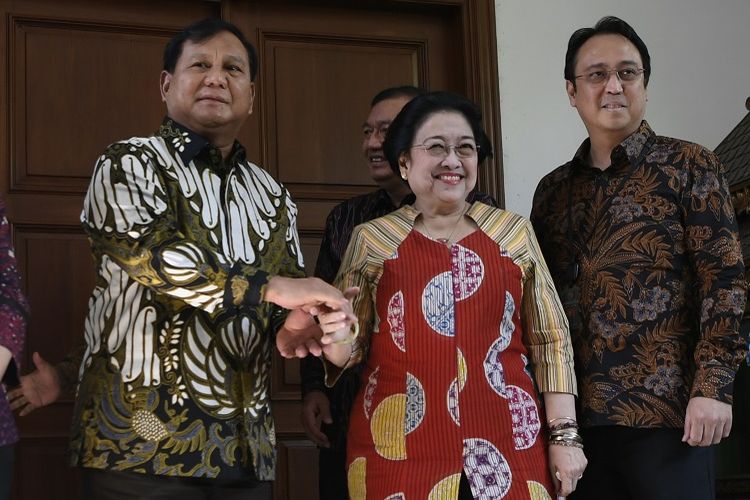 Ketua Umum PDI Perjuangan Megawati Soekarnoputri (kedua kanan) didampingi Puan Maharani (kiri) dan Prananda Prabowo (kanan) menerima Ketua Umum Partai Gerindra Prabowo Subianto (kedua kiri) di kediaman Jalan Teuku Umar, Jakarta, Rabu (24/7/2019).  ANTARA FOTO/Puspa Perwitasari/hp.