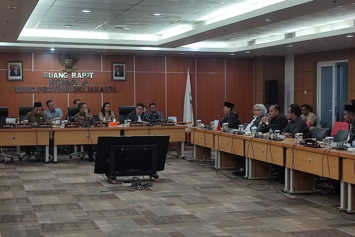 Suasana rapat Komisi A DPRD DKI Jakarta dengan Bawaslu DKI terkait persiapan Pemilu 2024. Pembahasan terkait persiapan Pemilu 2024 itu digelar di ruang rapat Komisi A DPRD DKI Jakarta, Senin (4/12/2023).