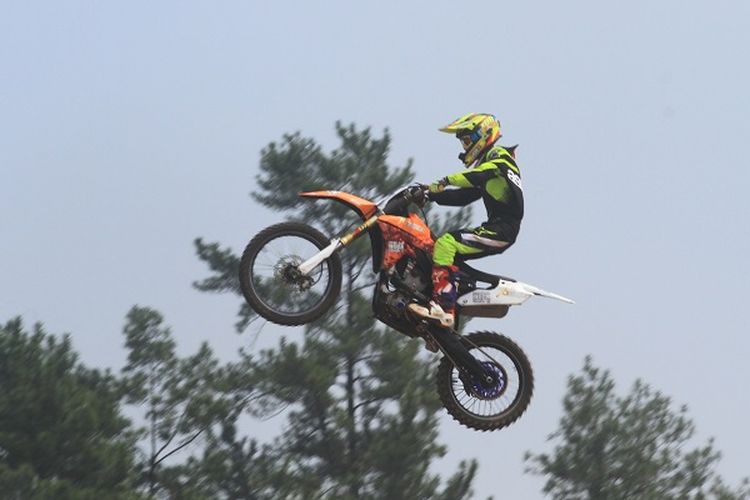 Agha Riansyah Putranto menaklukan tantangan 5 meter Quarter Pipe Ramp FMX di Sirkuit Powertrack, Bumi Serpong Damai, Tangerang, Banten, Selasa (15/5/2018).