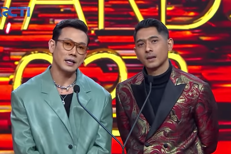 YouTuber Denny Sumargo dan aktor Arya Saloka dalam acara Silet Awards 2023, Jumat (30/6/2023).