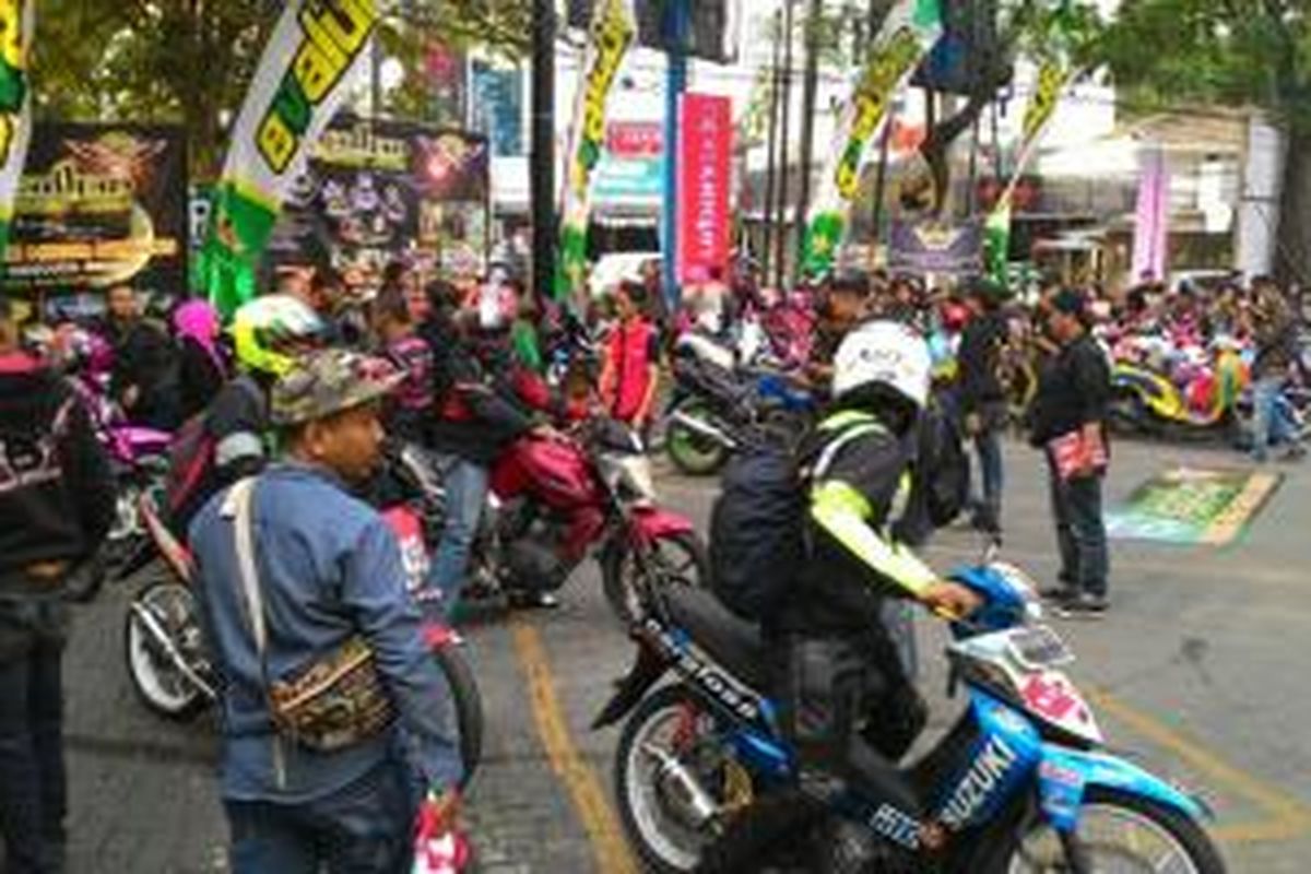 Sejumlah biker di Bandung melakukan aksi berbagi pada Ramadhan 2015 difasilitasi Evalube.