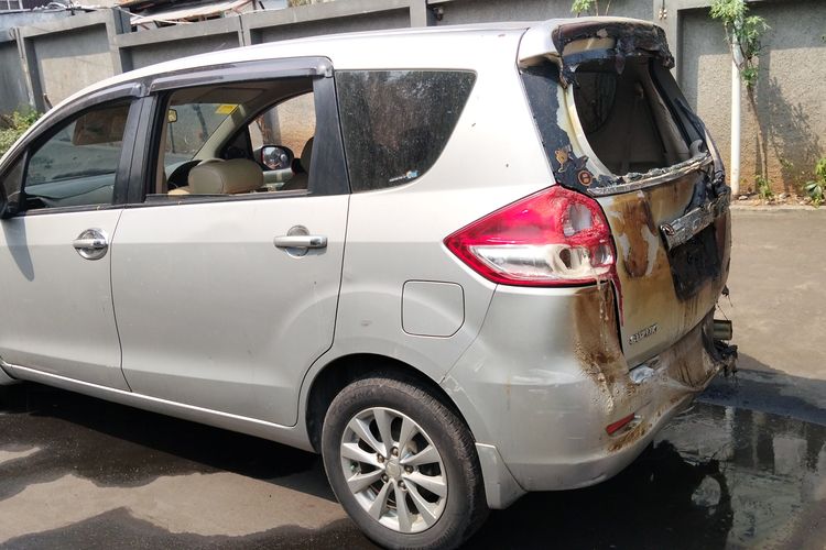 2 Mobil di Tebet Jaksel Terbakar gara-gara Petugas Parkir Bakar Sampah