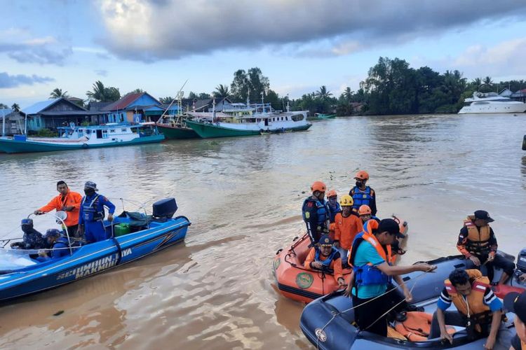 Menggunakan perahu karet, tim SAR gabungan melakukan pencarian terhadap dua lansia yang dilaporkan hilang di Sungai Kusan, Tanah Bumbu, Kalsel setelah ketinting yang mereka tumpangi tenggelam dihantam gelombang pada, Jumat (19/20229.