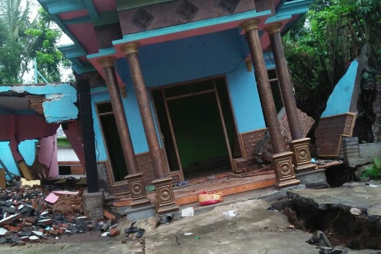 Kondisi rumah di Desa Baturetno, Dampit, Kabupaten Malang yang hampir roboh akibat tanah gerak. (Dok. BPBD Kabupaten Malang)