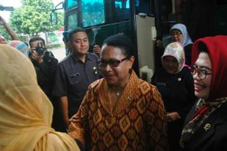 Menteri Pemberdayaan Perempuan dan Perlindungan Anak, Yohana Susana Yambise, saat berkesempatan berkunjung ke Kantor Pengdailan Negeri Cibinong, Senin (20/4/2015). K97-14