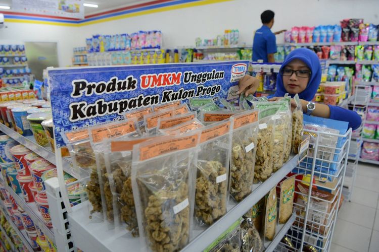 Pramuniaga menata barang dagangan  di Tomira (toko milik rakyat) di Jalan Wates, Kabupaten Kulon Progo, DI Yogyakarta, Rabu (29/3/2017). Toko retail modern itu dikelola oleh koperasi dan menghadirkan ruang pajang bagi berbagai produk lokal Kulon Progo.