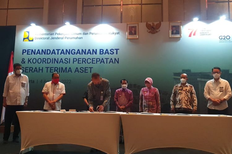 Pada kegiatan tersebut dilaksanakan penandatanganan BAST dan Naskah BMN oleh Direktur Jenderal Perumahan Iwan Suprijanto dengan kepala daerah serta Ketua Yayasan penerima bantuan perumahan Kementerian PUPR. 