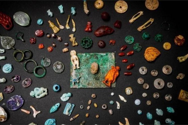 Barang-barang yang diyakini milik penyihir ditemukan di bekas kota Pompeii kuno.