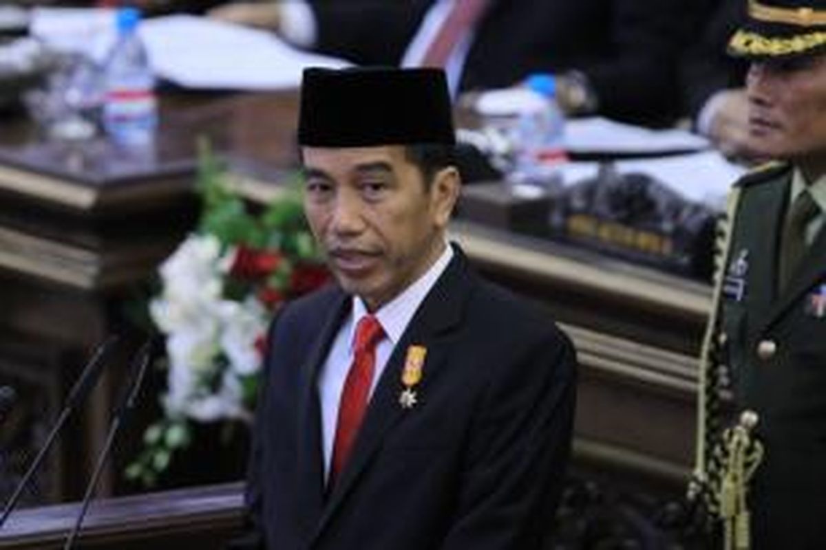 Presiden Republik Indonesia, Joko Widodo memberi pidato laporan pertanggungjawaban lembaga-lembaga negara saat Sidang Paripurna MPR dalam rangka Sidang Tahunan MPR 2015 di Gedung Parlemen, Senayan, Jakarta, Jumat (14/8/2015).