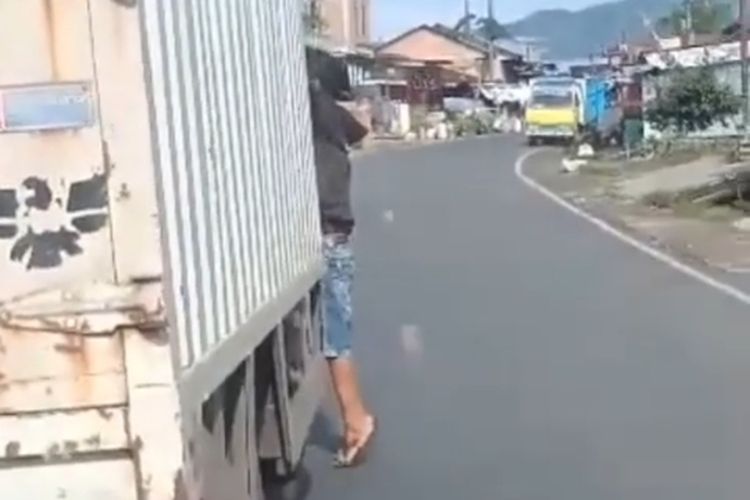 Sebuah video diduga aksi pemalakan kendaraan angkutan oleh oknum preman berdurasi 29 detik beredar di jejaring media sosial di Provinsi Bengkulu, Rabu (11/5/2022).
