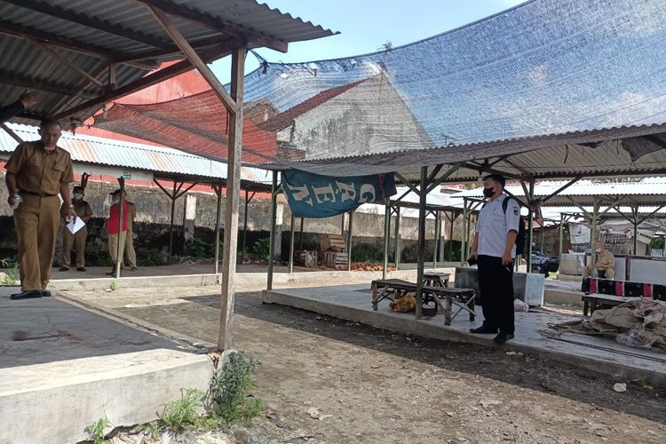 Petugas Disperindag Kabupaten Kediri, Jawa Timur, Senin (9/5/2022), memetakan lokasi relokasi pedagang usai kebakaran melanda sebagian kios di pasar tradisional Ngadiluwih.