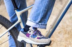 Tren Sepeda Gunung Jadi Inspirasi Koleksi Sepatu Levi's X New Balance
