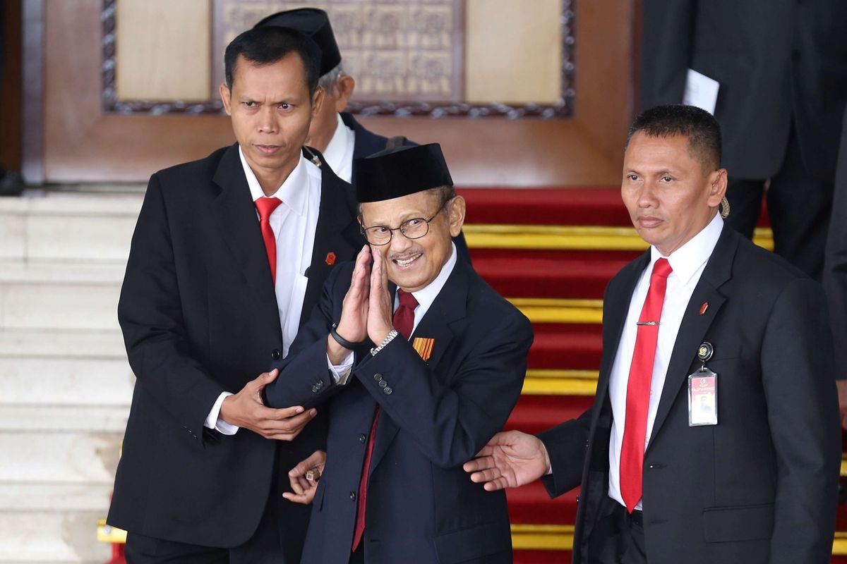 Mantan Presiden BJ Habibie meninggalkan lokasi usai sidang tahunan Majelis Permusyawaratan Rakyat Republik Indonesia Tahun 2018 di Kompleks Parlemen, Senayan, Jakarta, Kamis (16/8/2017). Presiden Joko Widodo menyampaikan pidato, yakni pidato kenegaraan dalam rangka Hari Ulang Tahun RI ke 73.