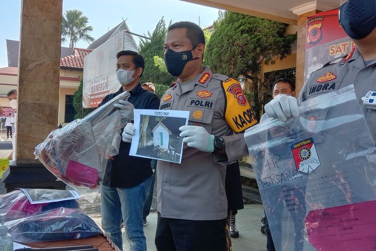 Kapolresta Bandung Kombes Hendra Kurniawan memperlihatkan barang bukti kasus pemerkosaan dan pencabulan yang dilakukan anak SMA terhadap bocah berusia 10 tahun.