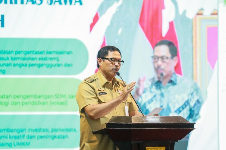 Pj Gubernur Jateng Nana Sudjana saat mengikuti kegiatan Musrenbang Provinsi Jateng 2024, Senin (29/4/2024). 