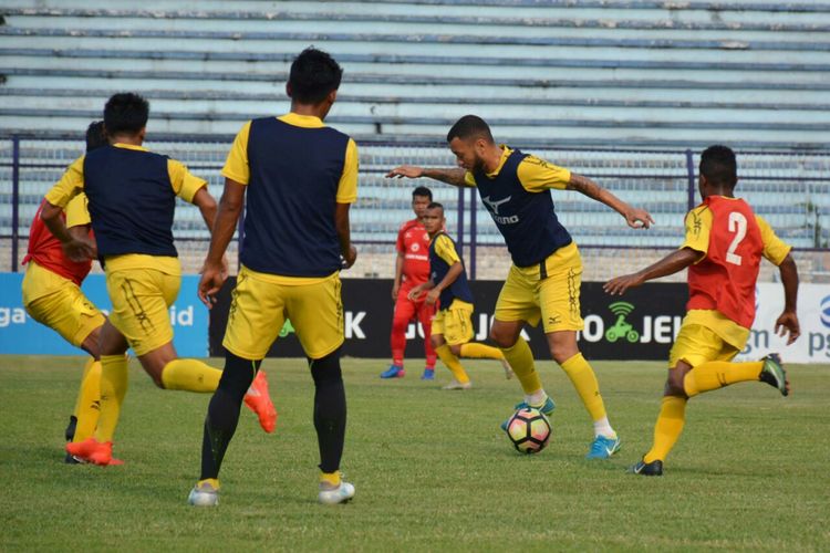 Skuad Semen Padang sedang berlatih untuk menghadapi Mitra Kukar sore ini