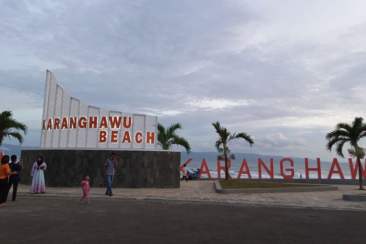 Pantai Karang Hawu di Kabupaten Sukabumi yang baru diresmikan oleh Gubernur Jawa Barat Ridwan Kamil, Kamis (10/02/2022).